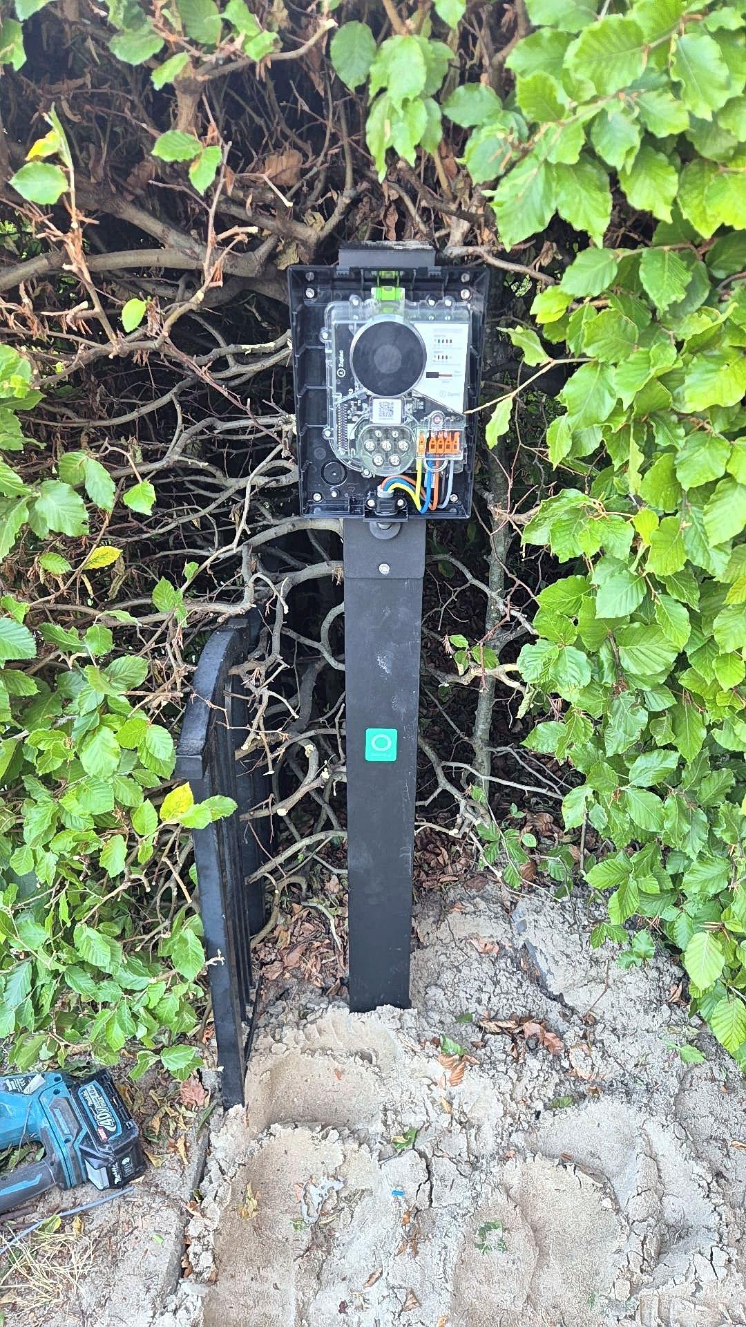Vrijstaande laadpaal in de tuin geplaatst