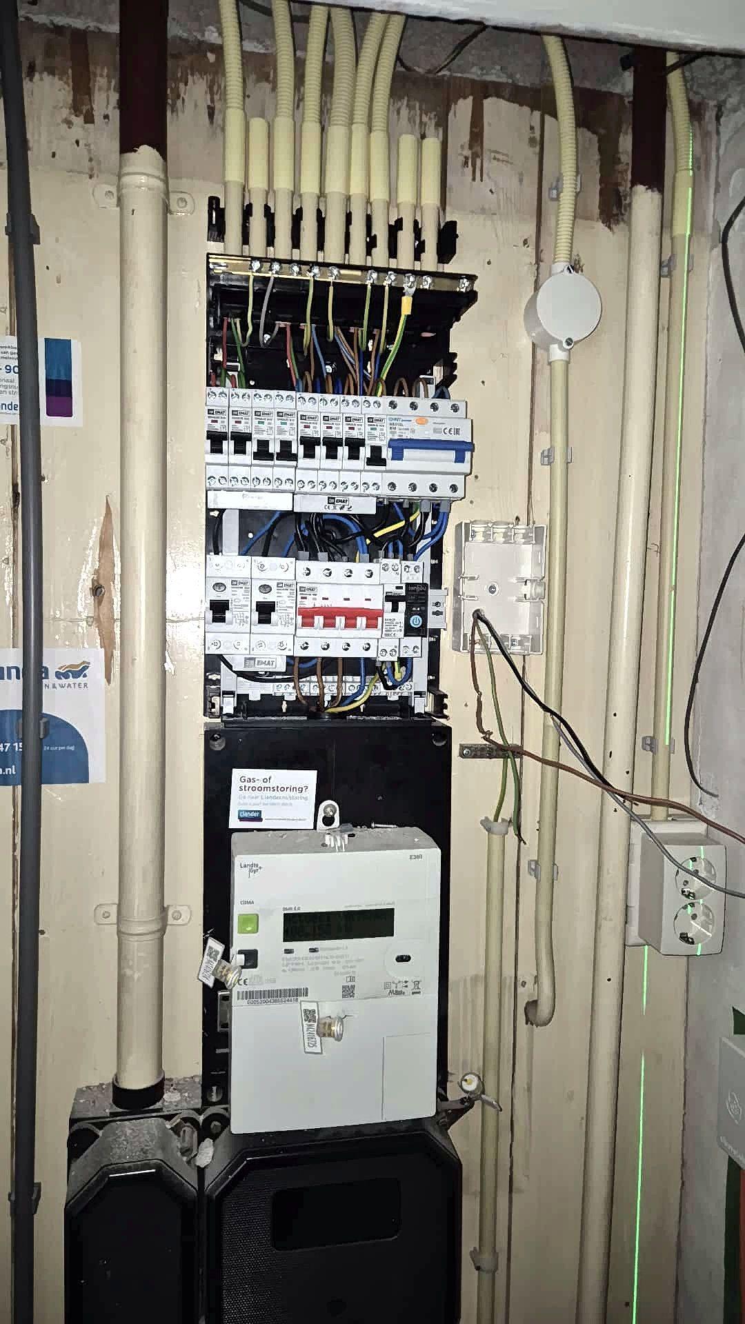 Aanleg van nieuwe elektra in een meterkast