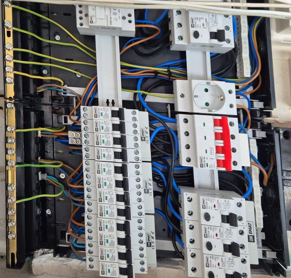 Nieuwe elektrische bedrading aangelegd in een verdeler