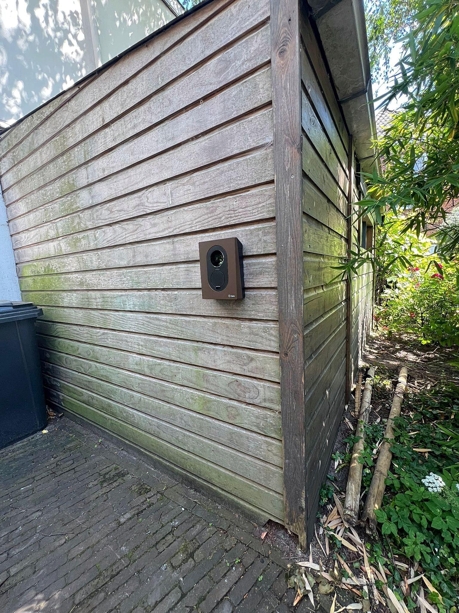 Zaptec laadpaal gemonteerd aan een schuurmuur